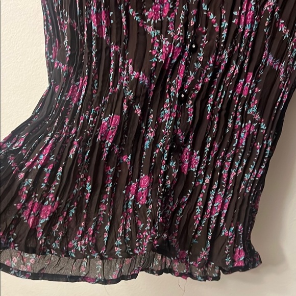 Signature by Larry Levine Ruched Bell Sleeve Black and Red Blouse - Picture 8 of 10